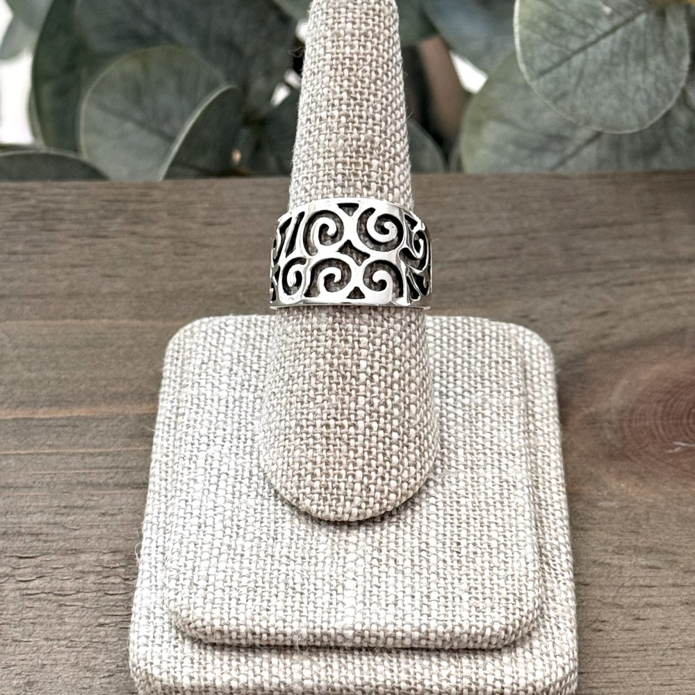 925 Sterling Silver Swirl Band Ring!  Available in Sizes 6, 7, 8, 9, 10! NEW!
